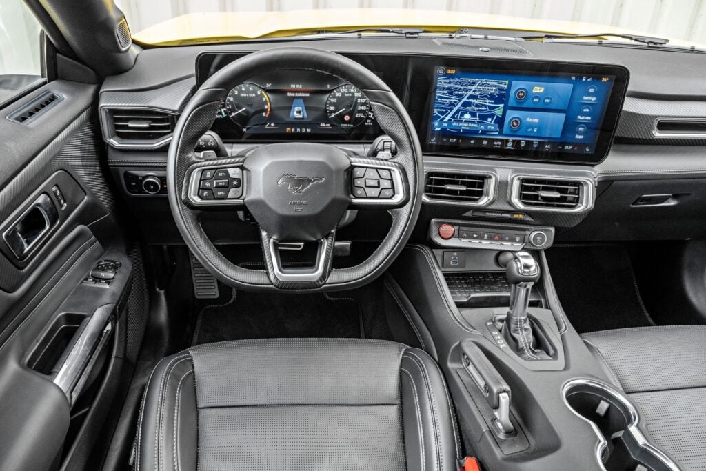 Ford Mustang - nadzorna ploča